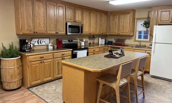 Marion Appartement | Suite Bee Studio Apartment; North Main Street with Creekside Deck