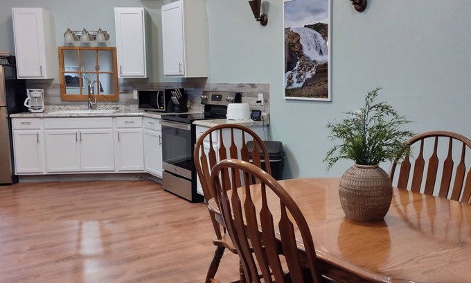 Valier Maison | Suite Country Downtown #1 Cozy and Relaxing just mintues from Lake Frances