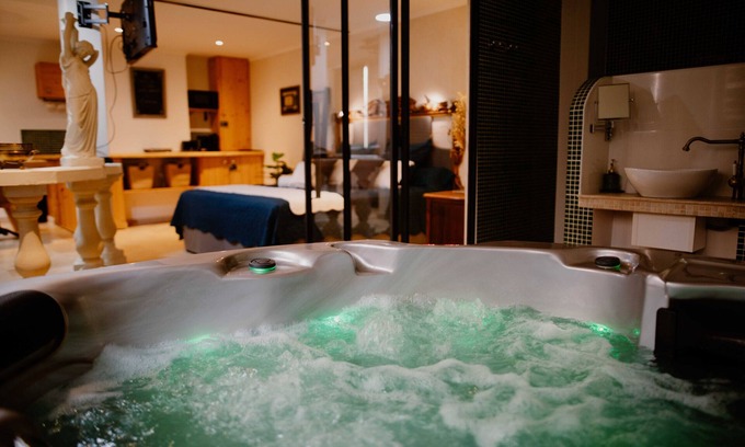 Cadereau Appartement | Suite de Diane Jacuzzi - Première conciergerie