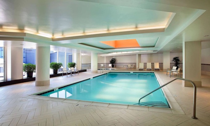 Friendship Heights Hôtel | Suite Experience near Washington DC | EV Charging Stations | Pool