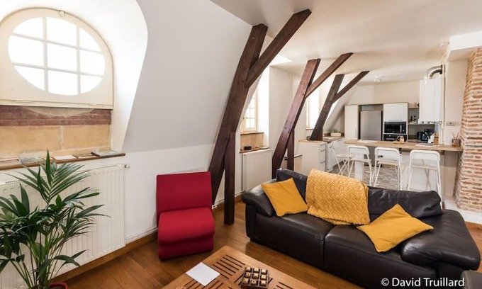 Charleville-Mezieres Appartement | Suite Mana - Maui - Grand Loft en duplex avec Vue sur Place Ducale Parking inclus