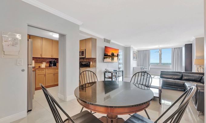 Bermuda Riviera Appartement | Suite on the Ocean with City View