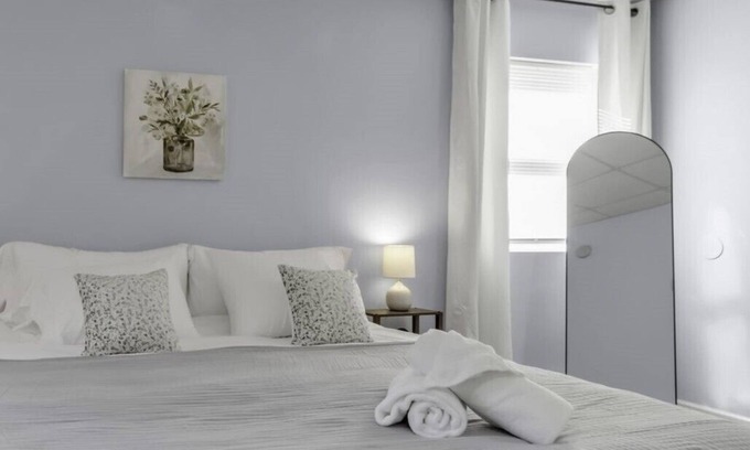 Akron Appartement | Suite Retreat: quiet comfort on walkable village lane