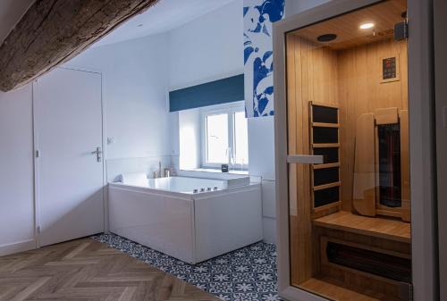 Jacquard - Prefecture Appartement | Suite Saphir - Jacuzzi & Sauna