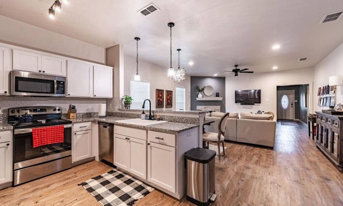 North Overton Maison | Suite Starry Night - 3BR/3BA - Walk to Texas Tech