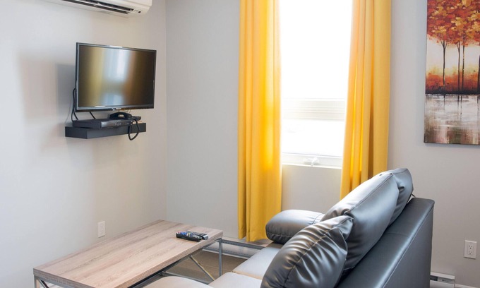 Rouyn-Noranda Appartement | Suite avec chambre fermée + divan-lit (Le Chic-urbain)