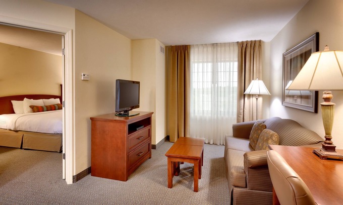 West Omaha Copropriété | Suite with Pool | Business Essentials