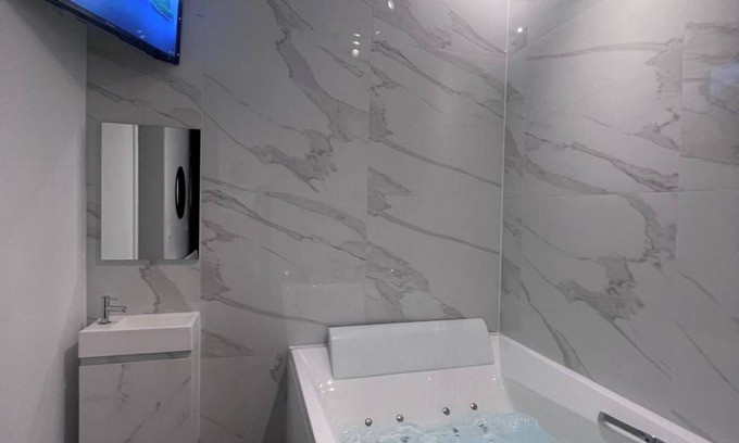 Jemeppe-sur-Meuse Appartement | Suite Avec Jacuzzi Privatif