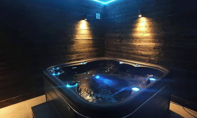 Hebuterne Maison | Suite with private, unlimited spa