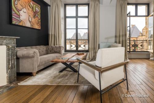 Charleville-Mezieres Appartement | Suites MANA - Cupidon avec superbe vue Place Ducale Parking inclus