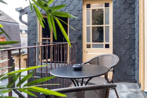 Charleville-Mezieres Appartement | Suites Mana- Studio Art Ducal avec Terrasse sur l'arrière de la Place Ducale Parking inclus