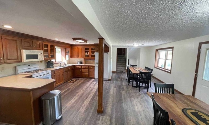 Uniontown Cabine | Summer access to pool and mini golf! Spacious lodge for groups, sleeps 12.
