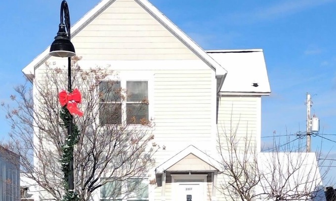 East End Maison | Snow is here! Spacious 3 bed 2 bath! Enormous Kitchen! Close to Lake Superior!