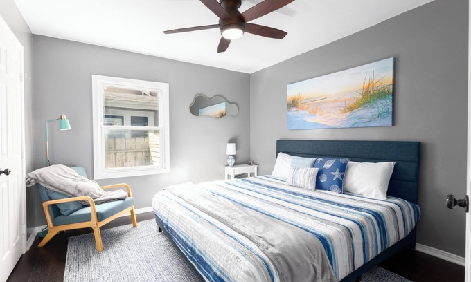 Stockton Maison | Summer discounts! King Bed, Sleeps 10, Pets ok mini-golf, arcade CLOSE 2 ALL