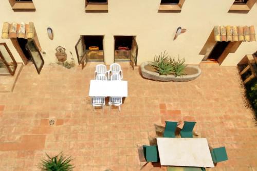 Avinyonet de Puigventos Maison | Summer Getaway, 3 Apartments & Private Patio