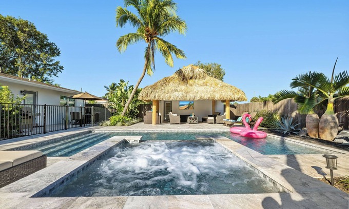 Pineapple Grove Arts District Appartement | Tropical Escape:Heated Pool, Spa & Tiki Hut Near Atlantic Ave & Beach!