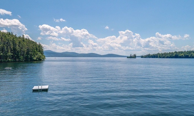Tuftonboro Cottage | Maison d'été sur le lac Winnipesaukee, plage privée de Sandy Beach / Quai sur le cou de Tuftonboro