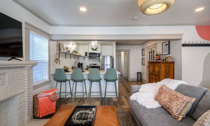 Hellman Street Maison | Spring in SoCal! 2BR Retreat Near Beach + Dtwn LBC... Only 30min to Disneyland!