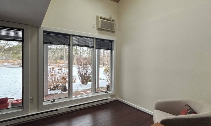 Stockbridge Copropriété | Summer in the Berkshires: Cozy country condo in charming Stockbridge MA.