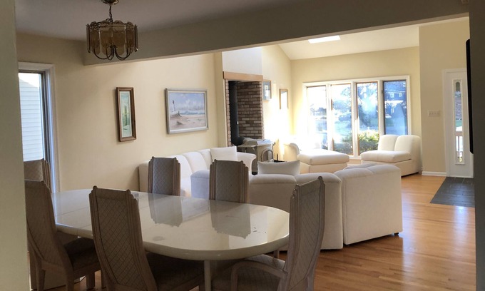 Osbornsville Maison | Summer Rental. WATERFRONT. Private DOCK for your boat. Walk to beach. Sleeps 10.