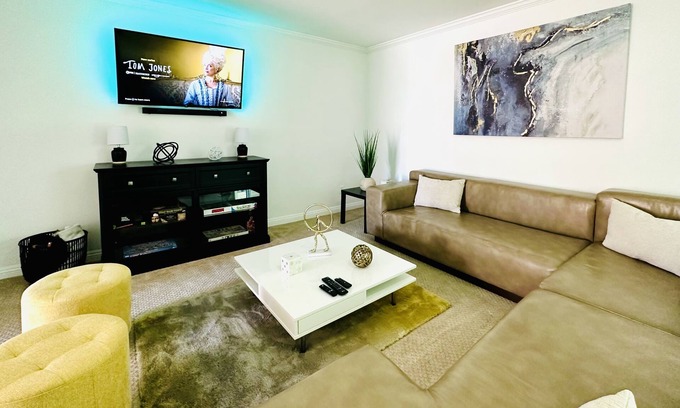 Paradise Maison | Summer Retreat in Las Vegas! Pool, Arcade, Pool Table & more….