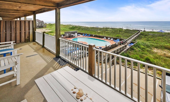 Hatteras Copropriété | Oceanfront, Dog Friendly Condo w/ Private Balcony, Cmty Pool, Hot Tub, Elevator
