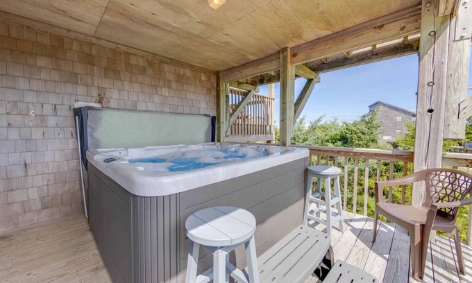 Ocean Isle Estates Maison | SUMMER SAVINGS - Semi-Oceanfront Home with Hot Tub, Smart TVs, Basketball Hoop
