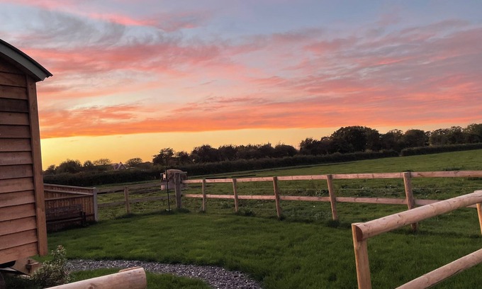 Hayling Island Cabine | 'Spring Time' at The Hut on a working farm by the South Coast