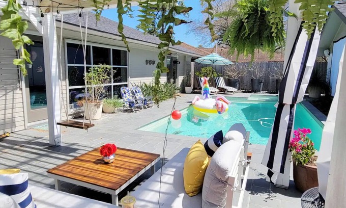 Greater Heights Maison | Christmas with Heated pool/hot tub and backyard paradise