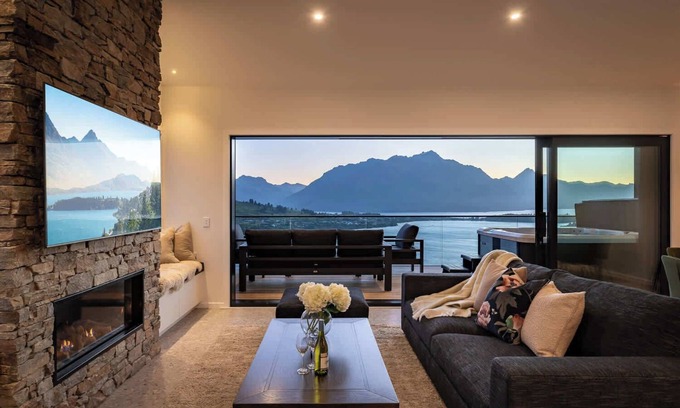 Frankton Maison | Summit Escape, Hot Tub & Panoramic Beauty