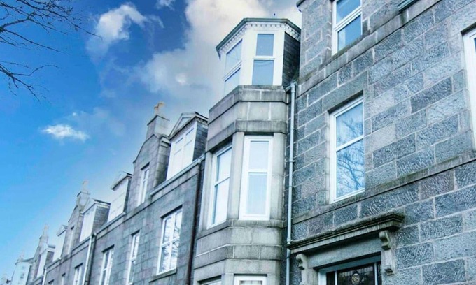 Aberdeen West End Appartement | Summit West End - 1BR Elegant Flat, Free Parking
