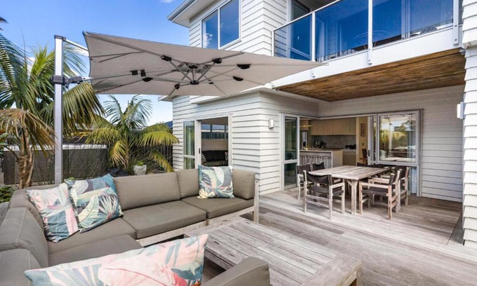 Papamoa Beach Maison | Sun and Surf Retreat - Papamoa Beach Holiday Home