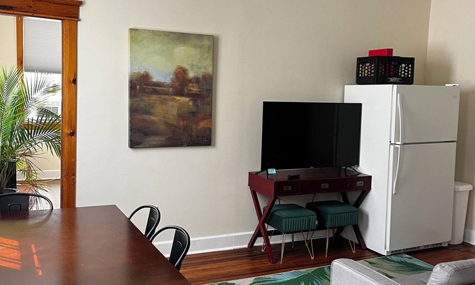 South Philadelphia Appartement | Sun Drenched 2 Bedroom w/ Balcony & Laundry!