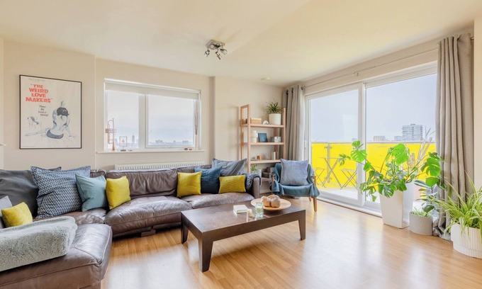 Bromley South Appartement | Sun Filled 2BD Flat With City Views, Mile End