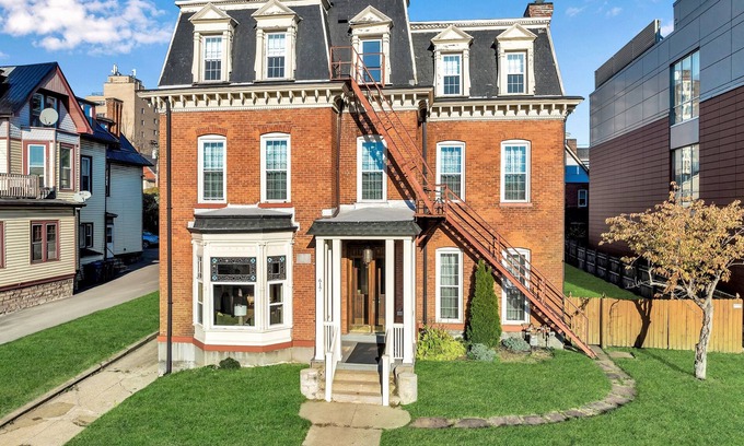 Front Park Appartement | Sun Filled Apt w/Dedicated Office
