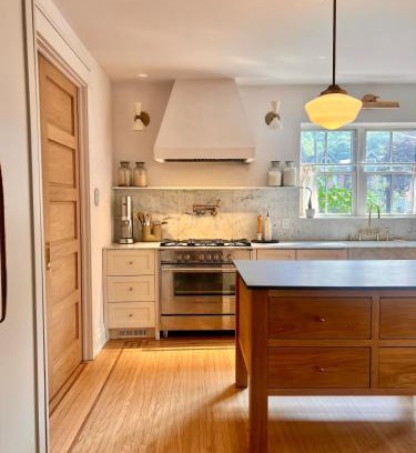 St. Clair Appartement | Sun-Filled Century Home