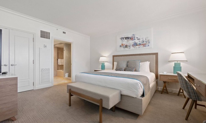 Barrier Island Hôtel | Sun-kissed Sanctuary: Unit with Partial Ocean View, Pet-friendly, Swimming Pool!
