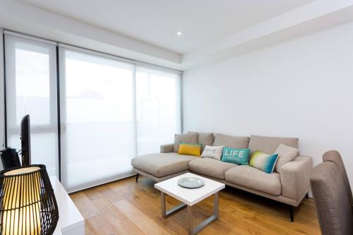 Doncaster East Appartement | Sun-lit Suburban Stay near Westfield Doncaster