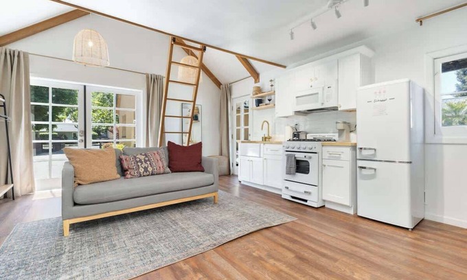 Visalia Maison | The Sun Suite☀ dtwn w/ pool, spa, near Nat'l Parks | 2 Bed, 1 Bath