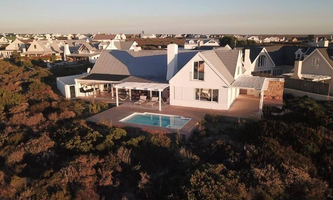 Grotto Bay Maison | Sunbird House