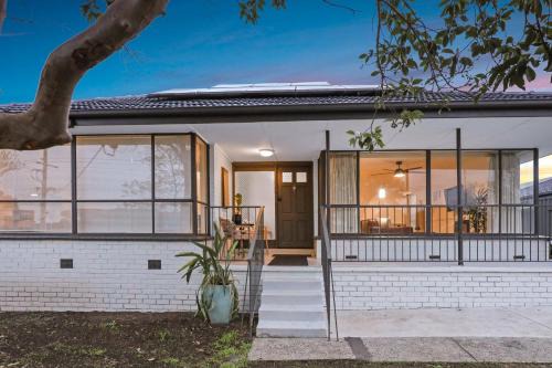 Sunbury Maison | Sunbury large family home pet friendly airport