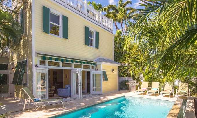 White Street Gallery District Maison | SUNCATCHER~4 Bedroom, 4 Bathroom in Old Town with Pool!