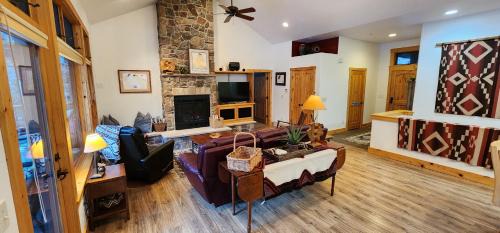 Sundance Maison | Sundance Spacious Vaulted Ceiling cabin, Hot tub, huge lawn