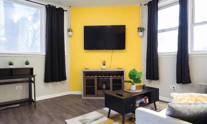 Brighton Park Appartement | Sunflower Apt 12 Min from Downtown CHI
