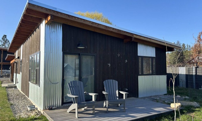 Winthrop Maison | Sunflower Resort Daisy Cabin is in the ultra-quiet Winthrop South community, with a 5 minute walk to downtown on the pedestrian trail.