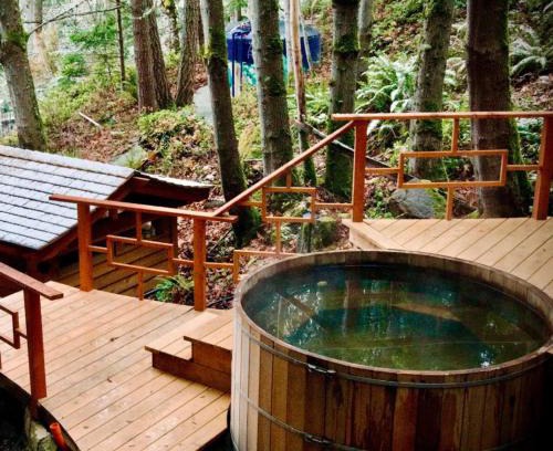 Salt Spring Island Lit Et Petit-Déjeuner | Sungate on Salt Spring - Luxurious Suite with Cedar Hot Tub & View