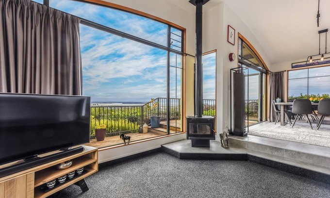 Nelson Maison | Sunkissed Heights - Nelson Holiday Home
