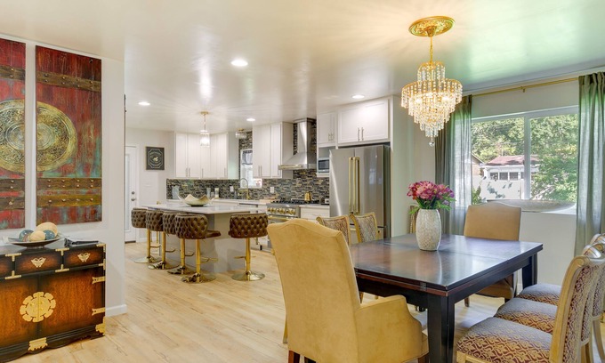 Florissant Maison | ‘Sunland Hills’ Home w/ Theater Room & Fire Pit!