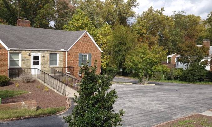 Hillandale Maison | Sunlight floor apartment in a house w/private parking near Washington DC