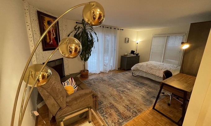 Oakville Appartement | Sunlit Garden-View Studio Oasis on the Main Floor - A Serene Retreat